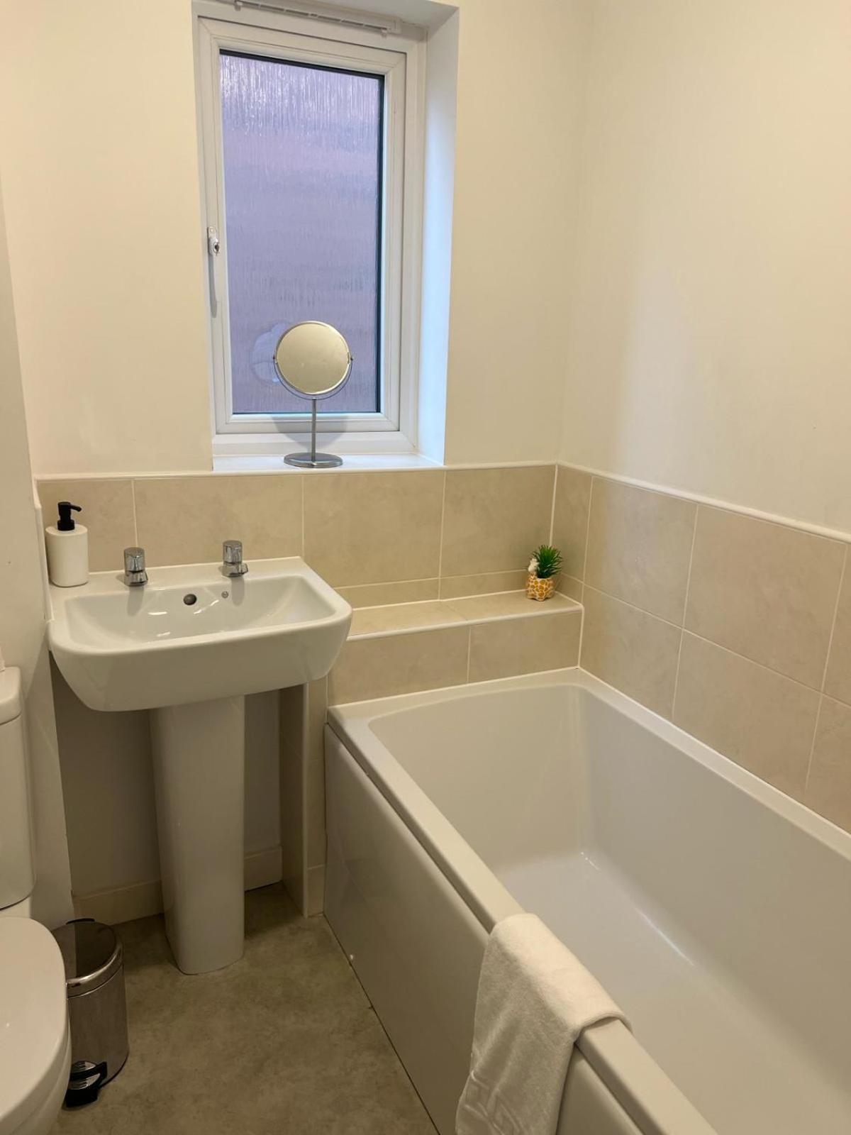 Village House St Mellons - Close To A48 And M4 Cardiff Eksteriør bilde